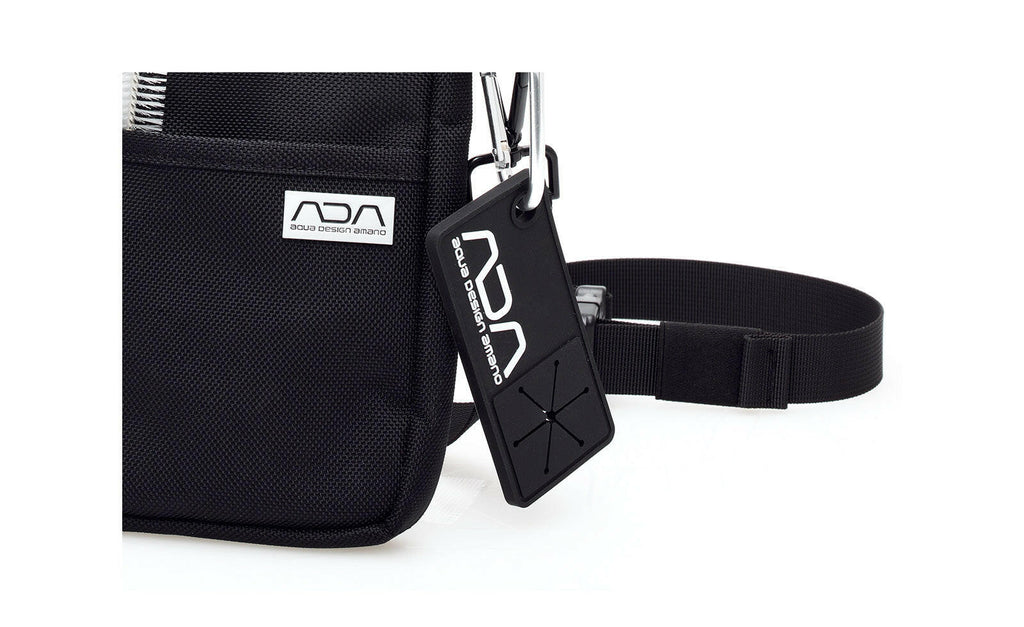 ADA Aquarium Cloth Holder – close-up of black magnetic towel hanger attached to an ADA maintenance bag with carabiner, designed for aquarium cleaning and aquascaping convenience.
