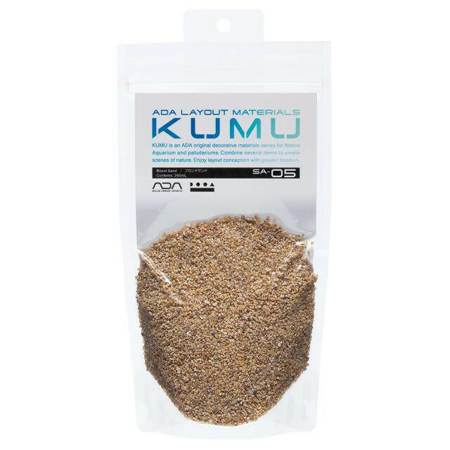 ADA KUMU SA-05 Blond Sand (250ml) – clear, resealable retail pouch displaying medium-grain golden-blond natural sand for aquascaping, part of ADA’s premium KUMU layout materials series.